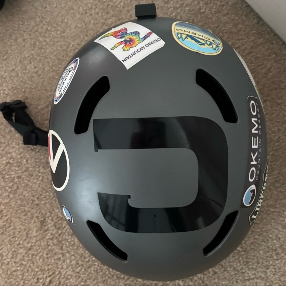 ❌SOLD❌Giro ski / snowboarding helmet